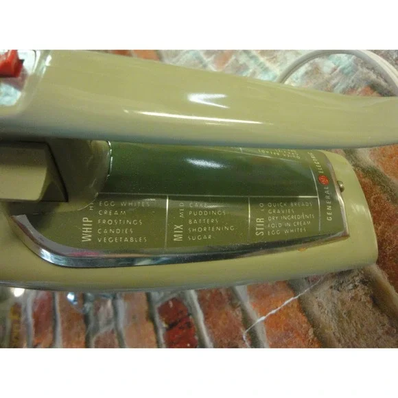 GE General Electric Hand Mixer Vintage 70's Avocado Green D4M47 in Working Order - Picture 4 of 6